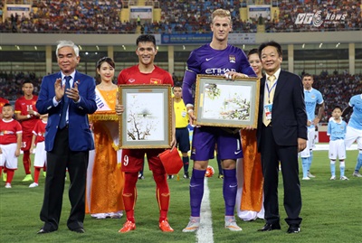 trận[-]giao[-]hữu[-]bóng[-]đá[-]giữa[-]tuyển[-]Việt[-]Nam[-]với[-]Manchester[-]City[-](M.C)[-]vẫn[-]còn[-]bị[-]báo[-]chí[-]Anh[-]“chì[-]chiết”,[-]đó[-]là[-]việc[-]tờ[-]The[-]Mirror[-]đưa[-]trận[-]đấu[-]này[-]vào[-]danh[-]sách[-]10[-]trận[-]giao[-]hữu[-]kỳ[-]cục[-]nhất[-]thế[-]giới![-]
